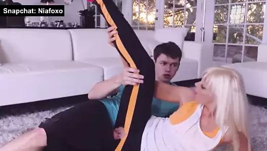 Sıcak sarışın milf gergin dışarı becerdin