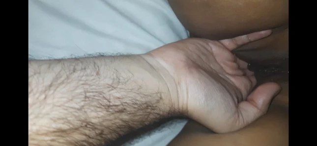 Hintli balık tutuyor ve fışkırtıyor