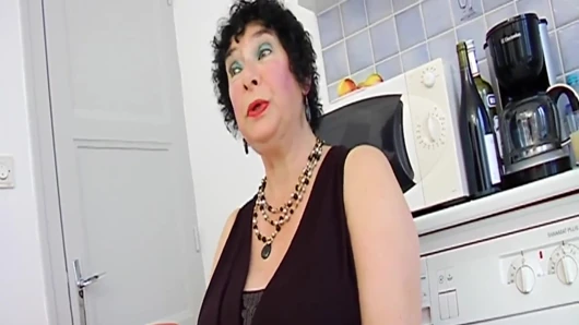 Tombul orta yaşlı seksi kadınlar çift takım aygır vahşi üçlü grup seks yapıyor
