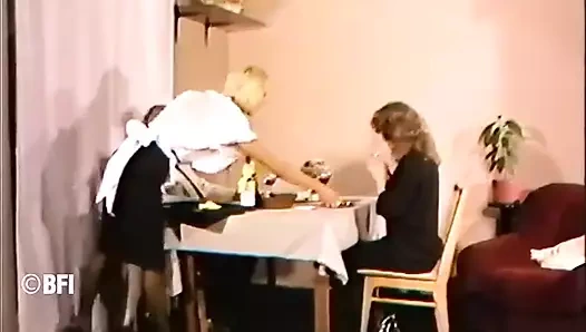 Ev sahibi hizmetçiyi çıplak götünü kırbaçlayarak cezalandırıyor