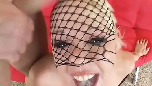 Ateşli Amerikalı orta yaşlı seksi kadınlar için çifte penetrasyon ve ağzına boşalma (tam film)