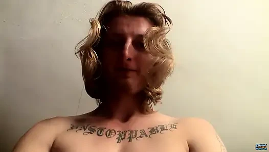 Tombul yaraklı kızıl saçlı kadın