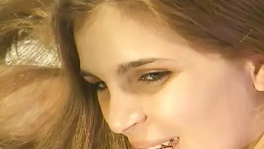 Döl yiyen genç kız domaltılarak sikiliyor