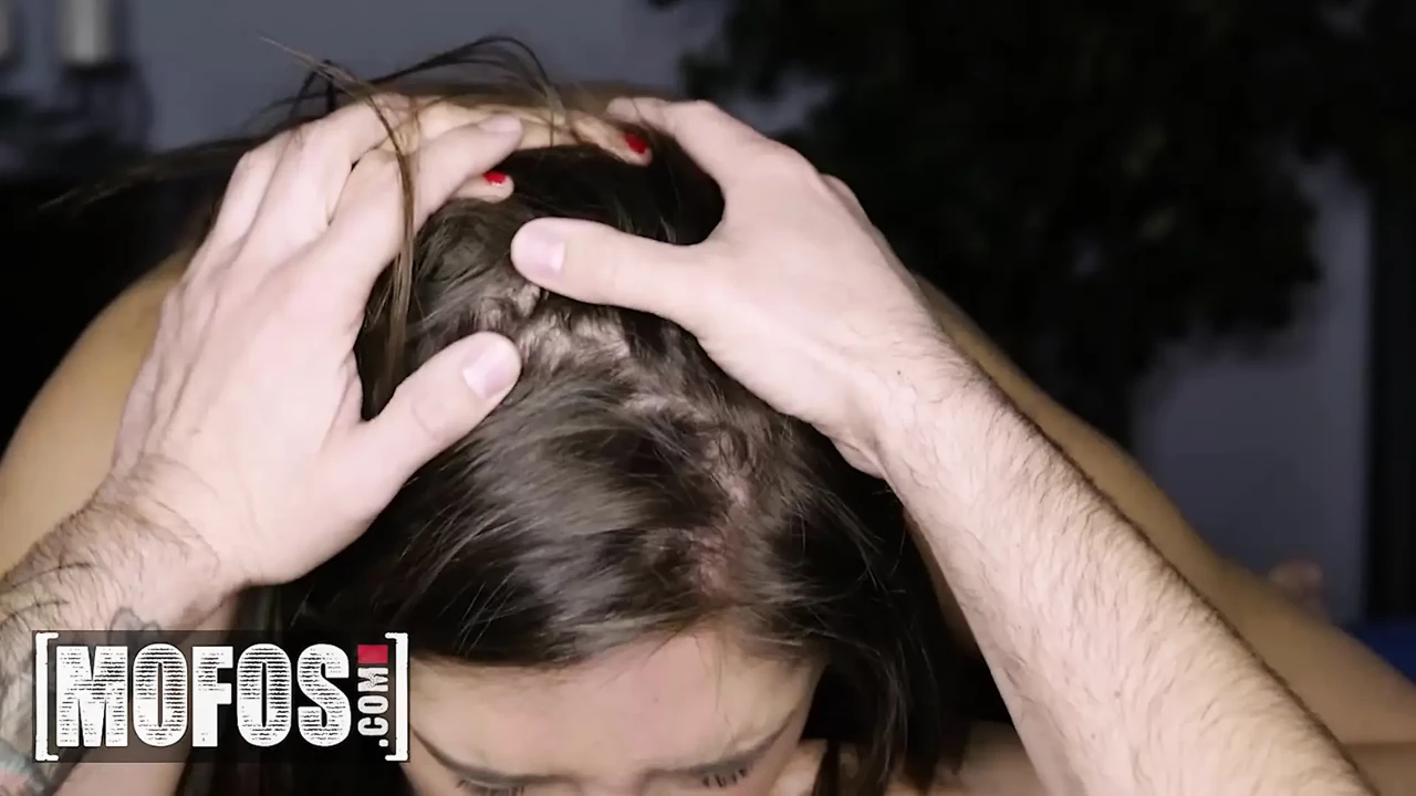 MOFOS - Abella Danger dostaje ruchane gardło, podczas gdy jej sutki są zaciśnięte, a usta zakneblowane
