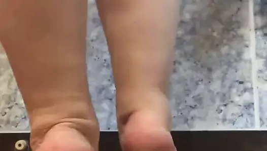 Yumyum yeni beyaz sandaletler içinde