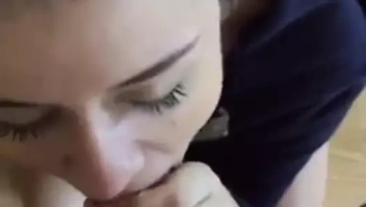 dostum yarrak ile bu güzel kaltak boğuluyor