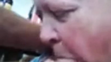 Şişman sheila yarak emiyor