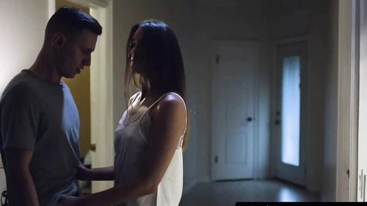 Modern zamanların günahları - röntgenci üvey kardeş, üvey kardeşinin pijama partisini gözetler ve arkadaşını baştan çıkarır!