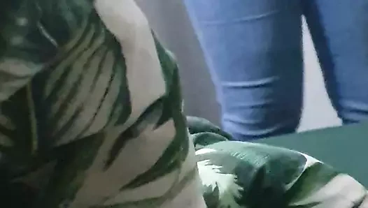 Üvey anne üvey oğlunun odasına giriyor ve onu çıplak yakalıyor