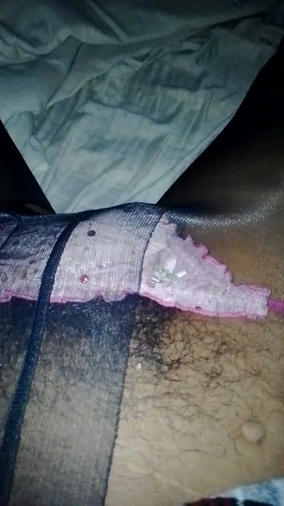 Siyah külotlu çorabımın altında mastürbasyon