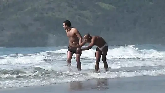 İki Afrikalı adam plajda sikişiyor
