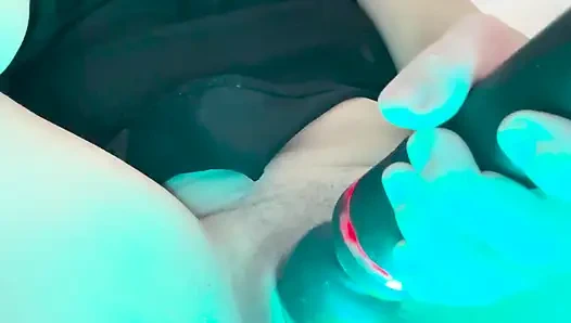 Melanie S'enfonce Une Barre Led