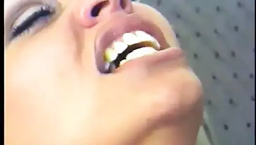 Sarışın fahişe oturma odasında sert bir yarağın tadını çıkarıyor