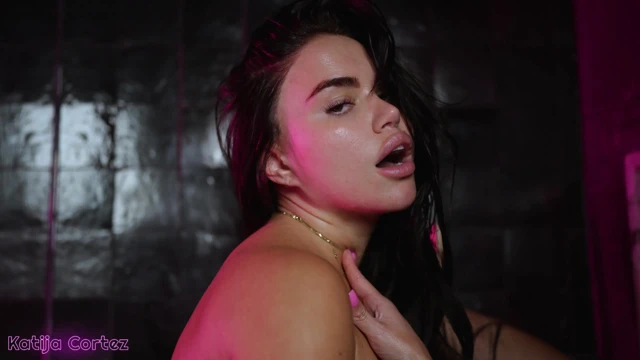 Ateşli playboy model ateşli vücudunu yağlıyor