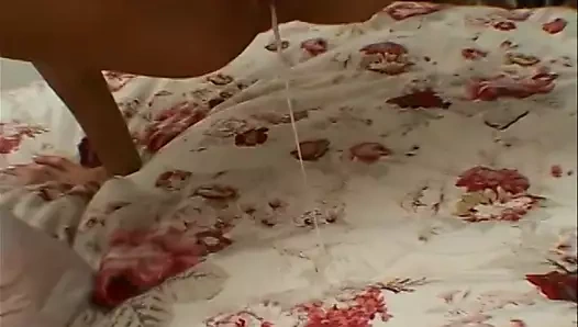 Esmer genç bebek seviyor için yapmak bir büyük horoz sağladım içinde ona kedi