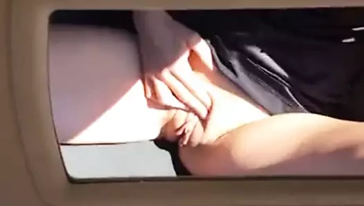 Caresses dans le pare soleil