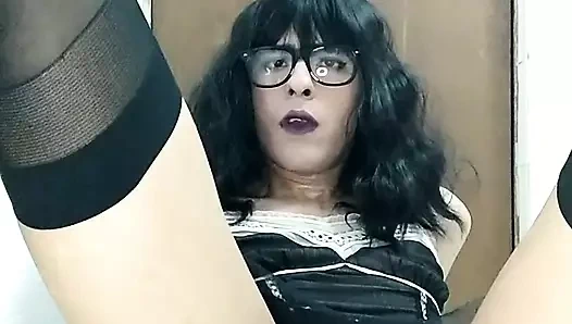 Kadın kılıklı sürtük kadehte boşalıyor ve hepsini yutuyor ve sonra dildoyla götünü sikiyor