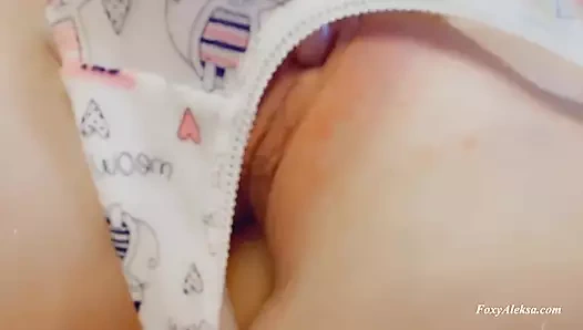 Minyon kızın amcığı yarak üzerinde akıyor. Islak amcık külot altında nazikçe sikişiyor