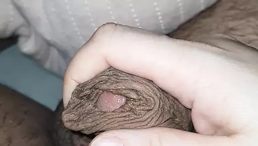 Bikinisiz üvey anne üvey oğlunun yatağına giriyor ve yarağını elle muamele çekiyor