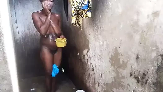 Üvey kız kardeşimi duşta filme aldım. Video internette viral oluyor