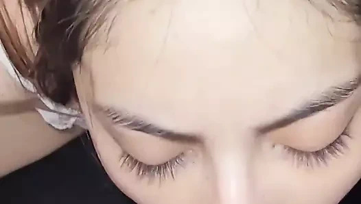 Uyumak için üvey kız kardeşimle kalıyorum ve yanlışlıkla sikişiyoruz