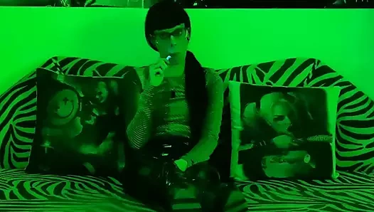 Seksi genç domina süper goth sigara içme arkasında the sahne pt1