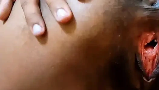 Hintli kız arkadaş çığlık atarken erkek arkadaşı tarafından arkadan sikiliyor