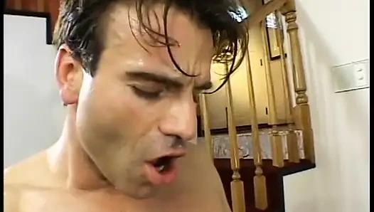 Büyük götlü latin sürtük göt deliğine dev yarak alıyor ve göğüslerine boşaltıyor