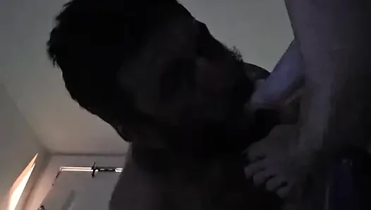 Ayak parmaklarını emiyor