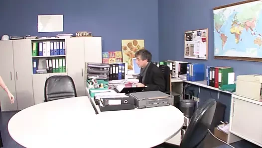 Durch die krise werden stellen in der Firma abgebaut! Chef schaut os Sabine bleiben kann!