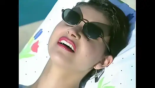 İki Duygusal Lezbiyen Kız Arkadaş İçin Havuz Kenarında Yoğun Islak Makaslama