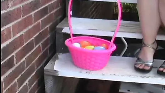 Gel arka bahçede paskalya yumurtası avlamama yardım et