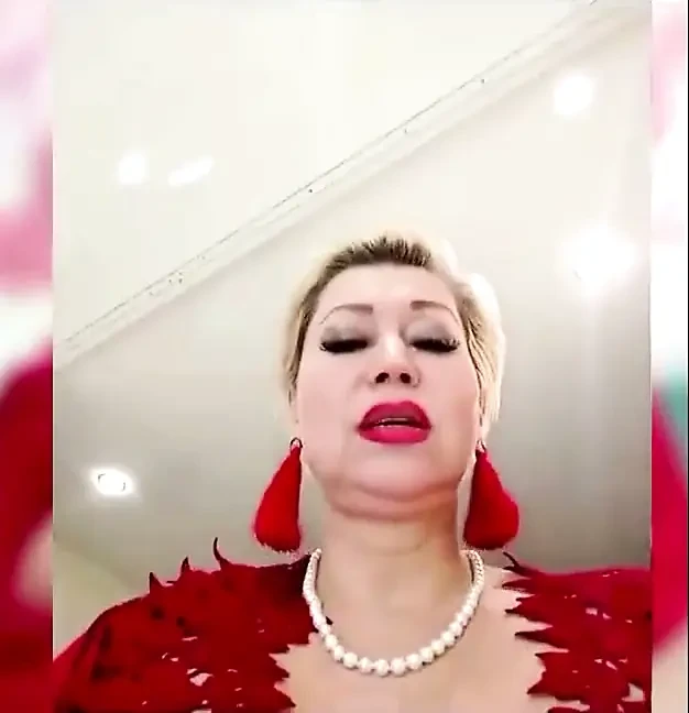 Sürtük karım, ünlü aimee ateşli orta yaşlı seksi kadın, web kamerası gösterisinde büyülü amını havalı bir şekilde parmaklıyor! ))