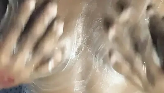 Ateşli zenci genç kız göğüslerine dokunmanın tadını çıkarıyor