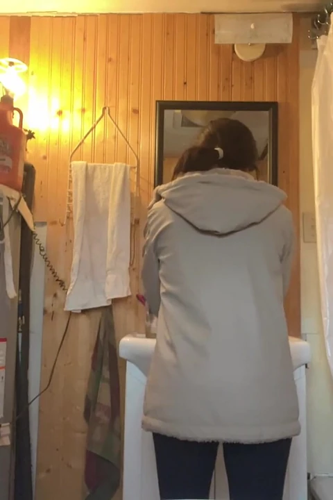 Mutfakta Yemek Pişiriyor, Sonra Vadi Sabırsızlanıyor, Tuvalete Git