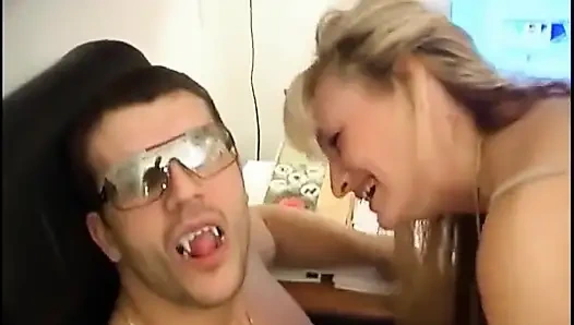 Sarışın erkek arkadaşının dikkatini bilgisayardan amıyla dağıtıyor