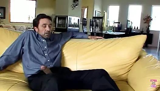 Yüksek topuklu büyük götlü bebek sulu yuvarlak götünden sikilmeyi seviyor