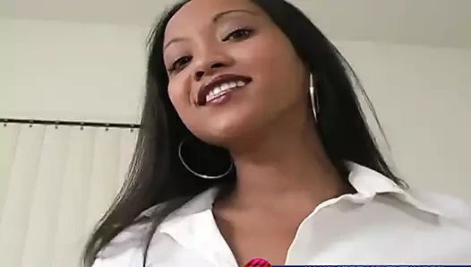 Ioni abanoz genç bebek berbat üzerinde horoz içinde pov