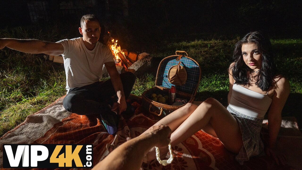 HUNT4K. Seksi sıska esmer erkek arkadaşı umurumda değil ve bir yabancıya ıslak sakso çekiyor