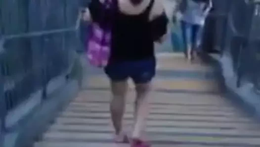 Asyalı orta yaşlı seksi kadınlar merdivenlerden iniyor