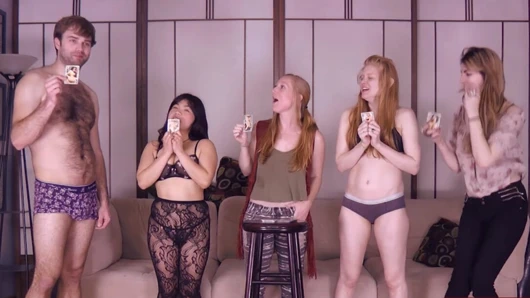 Striptiz Yüksek Kart oyuncularının hepsi daha fazla tenini ortaya çıkaran gülümsüyor