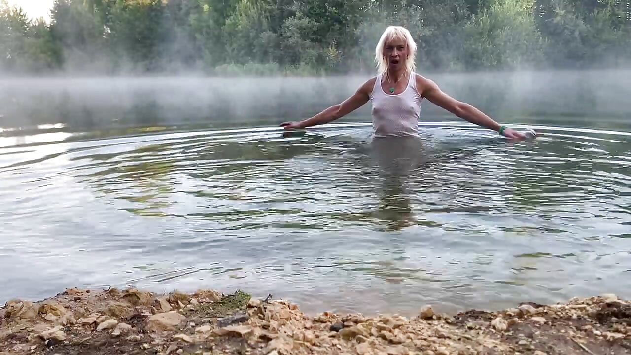 Sabah gölde kıyafetlerle yüzerken... ve çıplak... Islak ve mutlu! Wetlook trans kız.