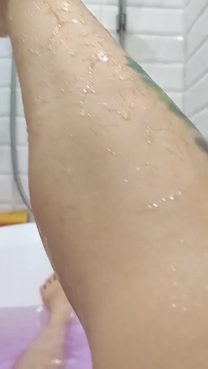 Исследуй мое волосатое тело в ванной