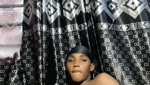Seksi twink evde tek başına yaramazlık yapıyor 1