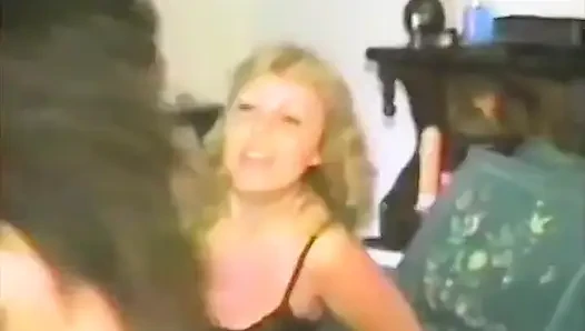 İki klasik lezbiyen dildo ve dildolarla sikişiyor