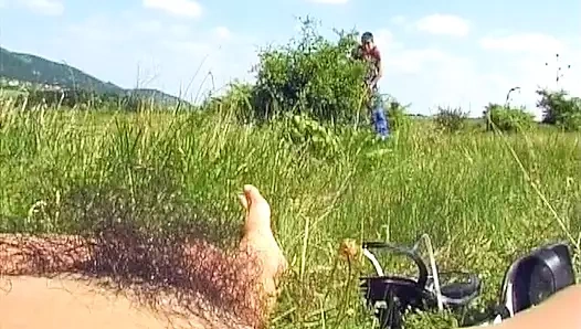 Harika vücutlu ince Alman piliç açık havada sert yarakla sikişiyor