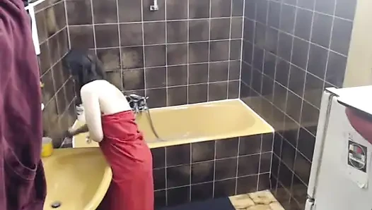Duş canlı filme alındı