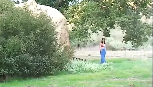 Büyük memeli muhteşem esmer bahçeye bakmak için kiralandı ama başka planları var