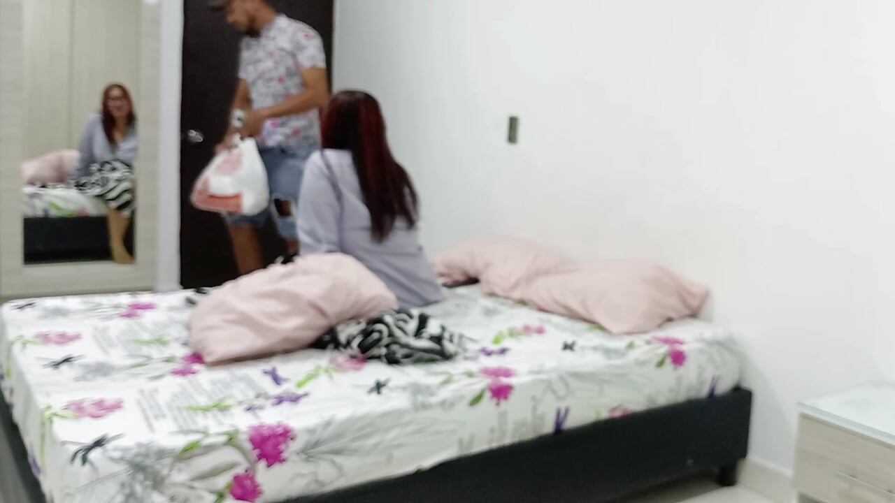 Bu adam beni odamda cinsel hizmetle memnun ediyor