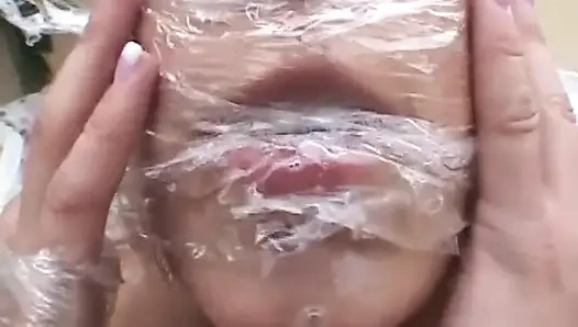 Seksi sarışın minyon büyük yarak emiyor... ağzına boşalma